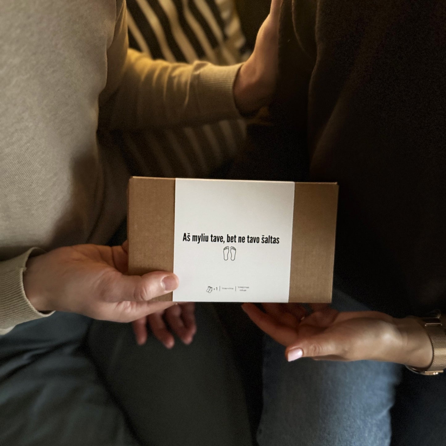 kalėdinės kojinės dovanų dėžutėje