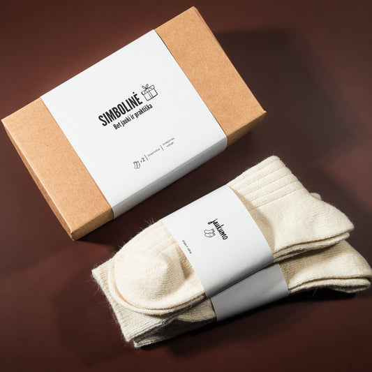 kalėdinė dovana supakuota į dėžutę su užrašu:simbolinė dovana. Dėžutėje šiltos vilnos-lino kojinės, 2 poros. Skirta dovanoti porai