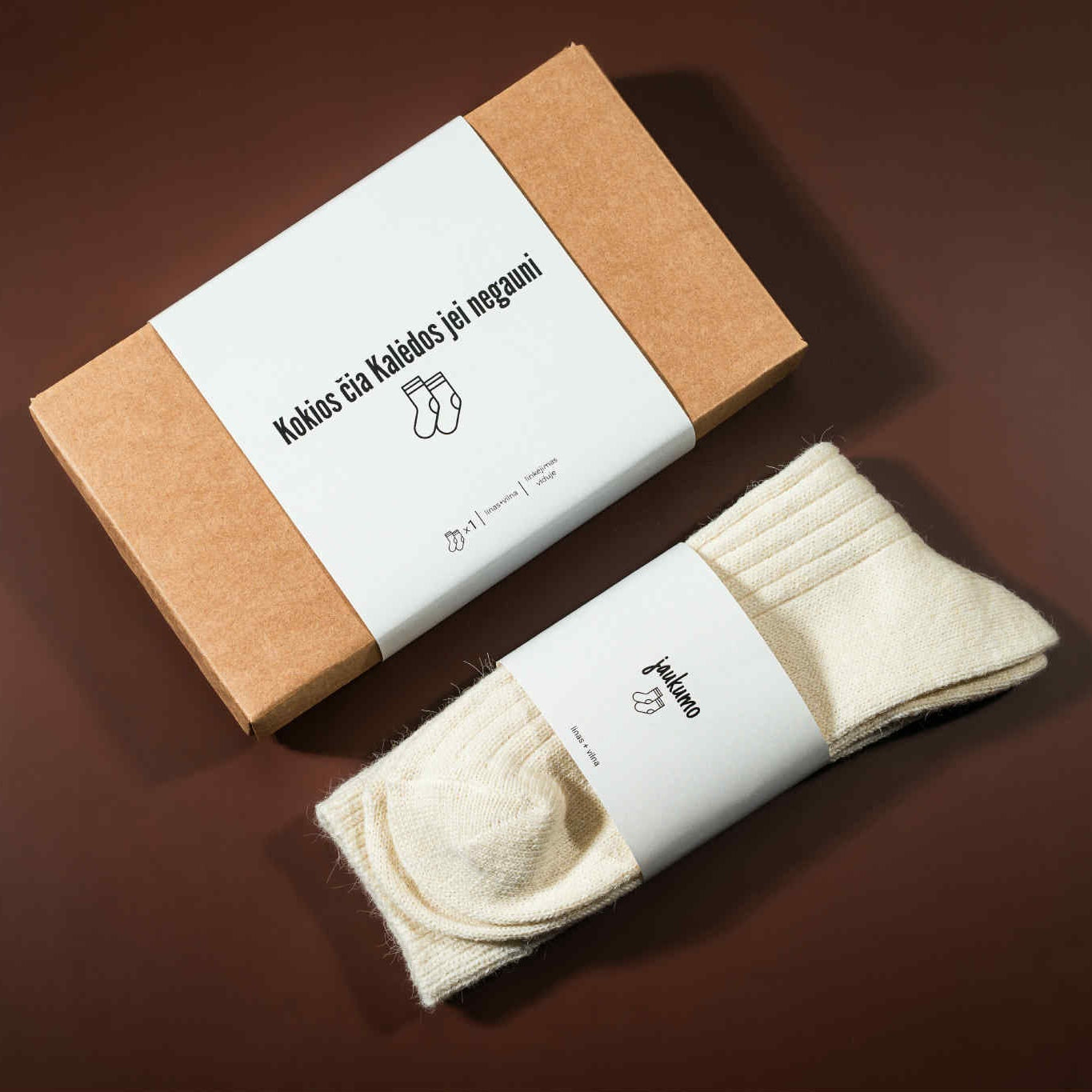 lino-vilnones kojines su etikete "jaukumo kojinės", šali apadėta dėžutė su žrašu" kokios čia kalėdos jei negauni kojinių"