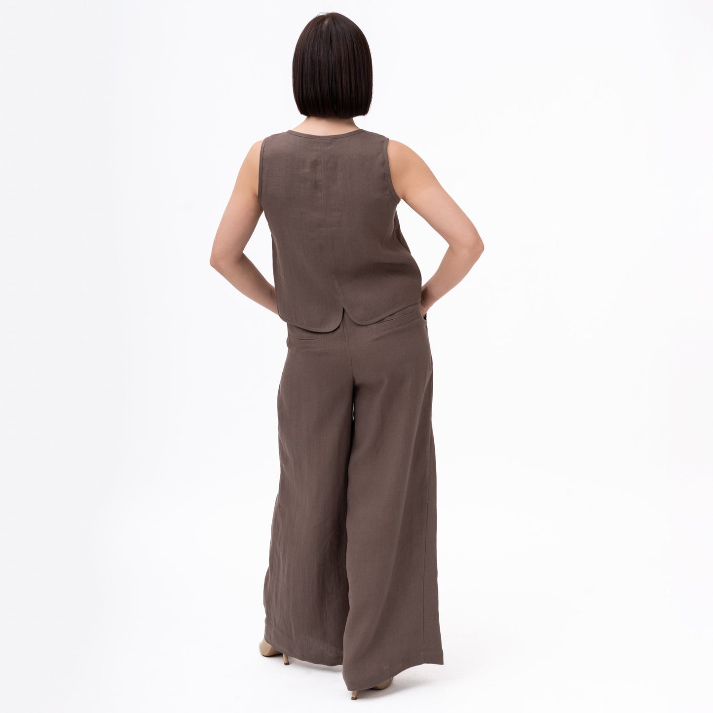 lininės kelnės moterims , tamsiai rudos, plačios. nugaros pusė