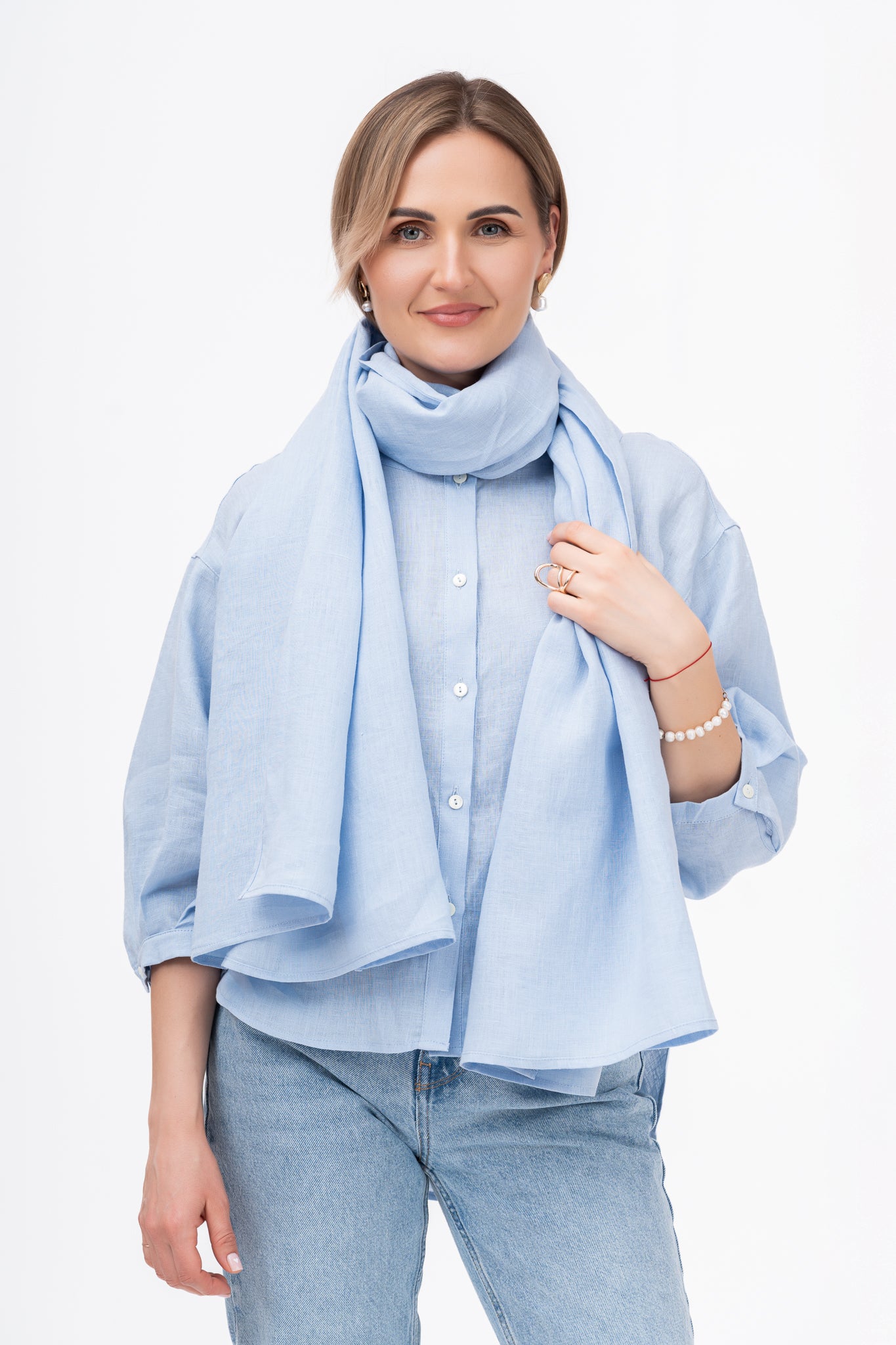 žydra paplūdimio skraistė nuotraukoje naudojama kaip lininis šalikas