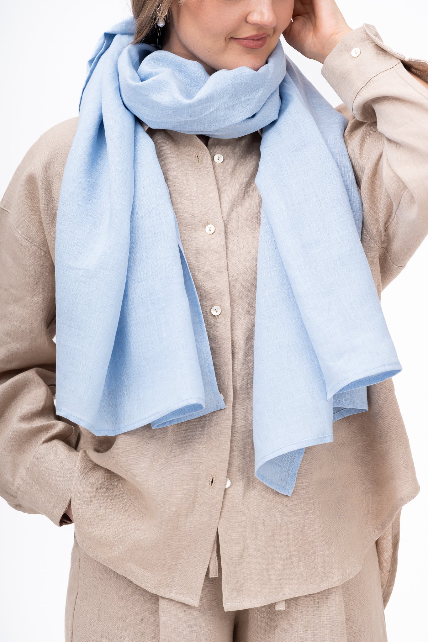 žydros spalvos paplūdimio skraistė, nuotraukoje naudojama kaip lininis šalikas