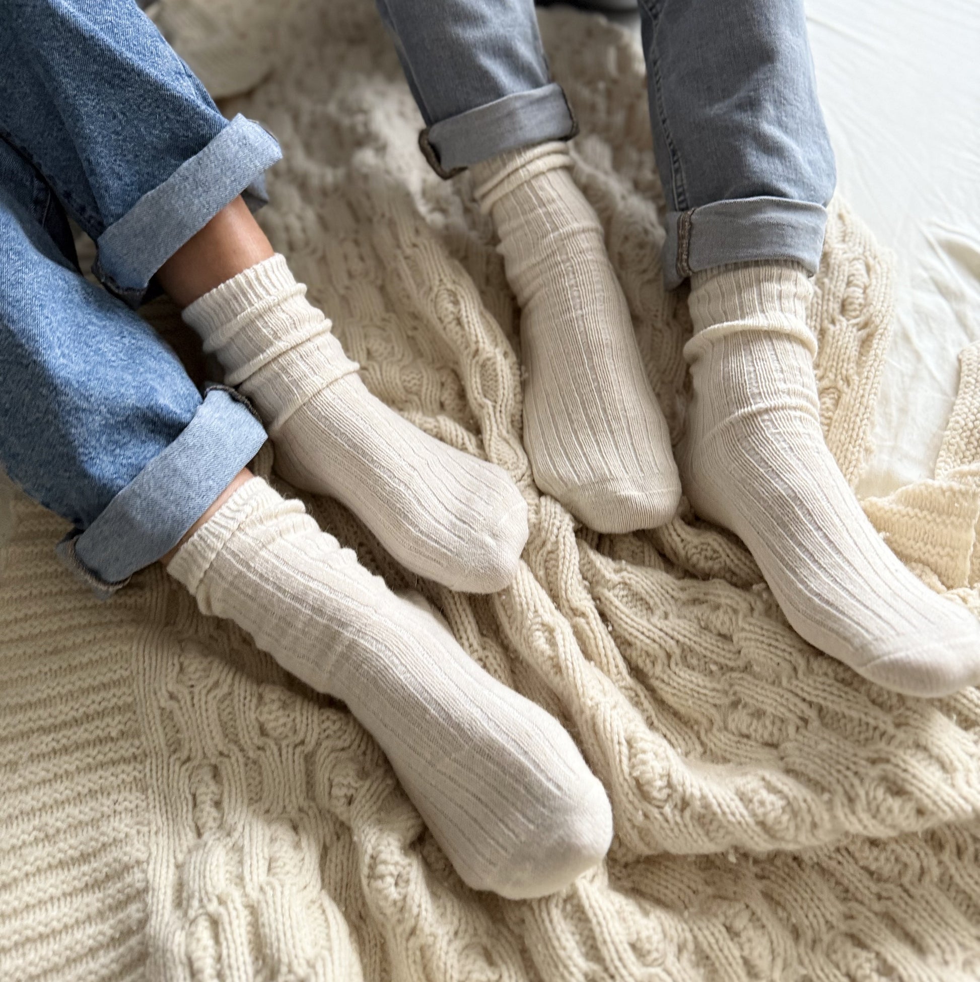 vyras ir moteris apsimovė šiltas jaukias kojines