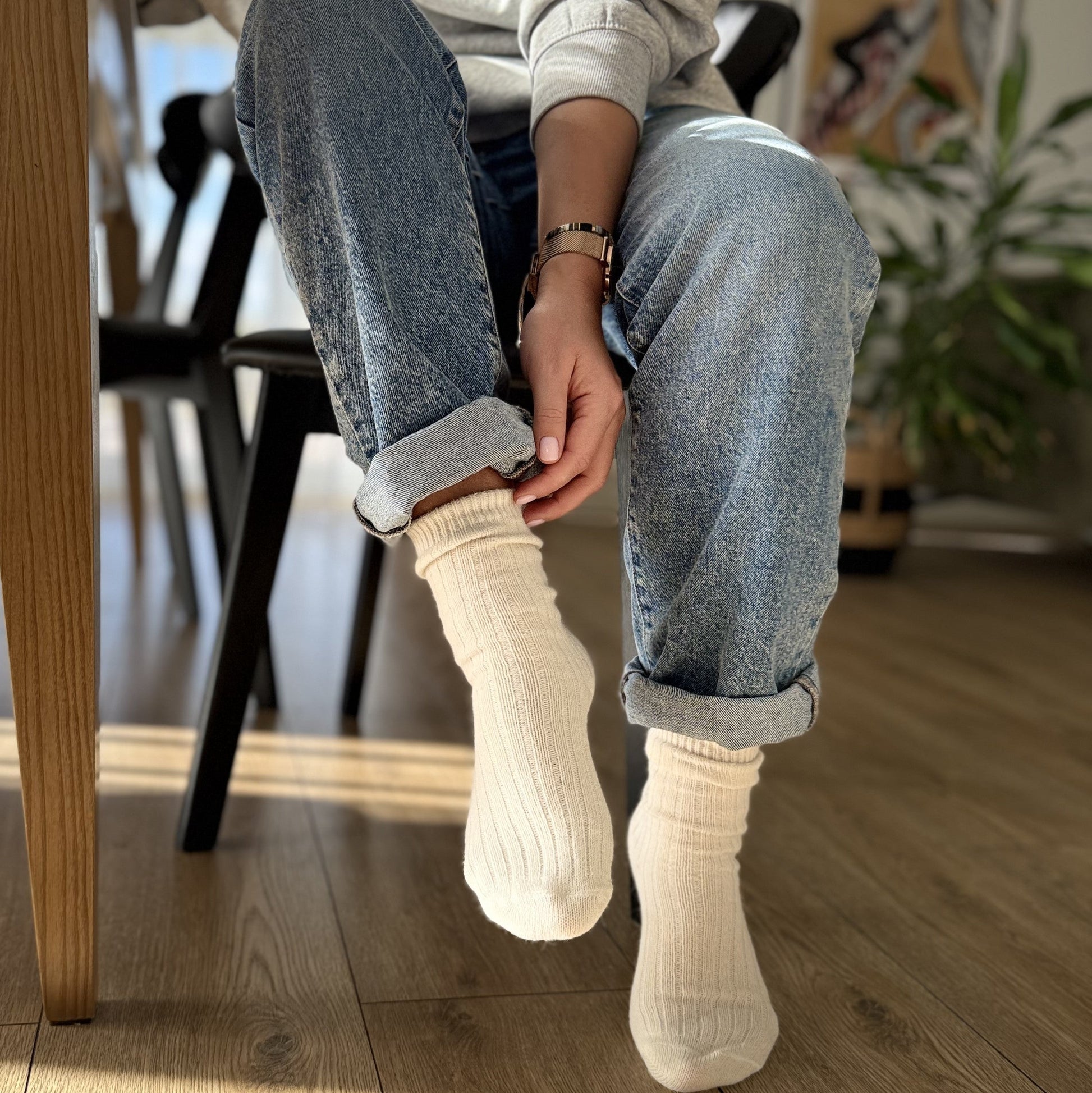 moteris apsimovusi šviesias kojines