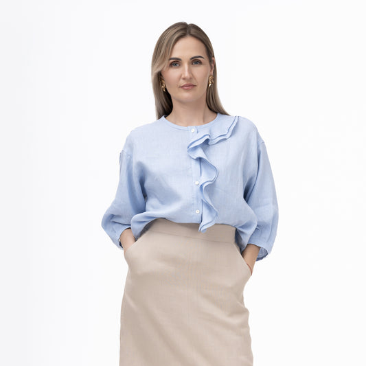 lininė moteriška palaidinė su raukta detale priekyje, su sagom ir 3/4 rankovėm, žydros spalvos