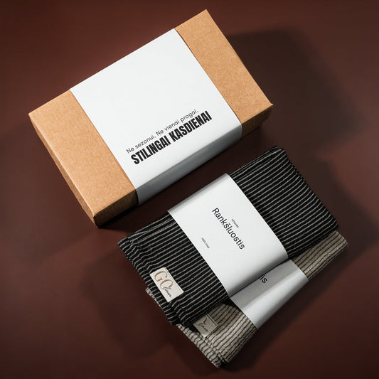 du lininiai virtuvės rankšluostukai, . Vienas pilkai dryžuotas, kitas juodai dryžuotas. Šalia padėta įpakavimo dėžutė